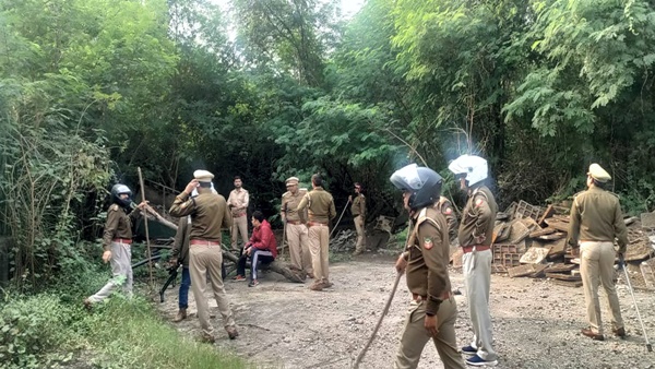 लोगों ने पालतू पशुओं को किया नजरबंद 