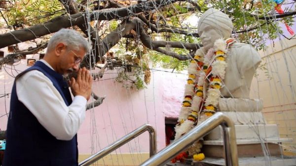 S Jaishankar visits family of Mahakavi Subramania Bharathi S Jaishankar visits family of Mahakavi Subramania Bharathi