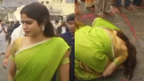 जमीन पर बैठकर जाह्नवी ने की भगवान से प्रार्थना