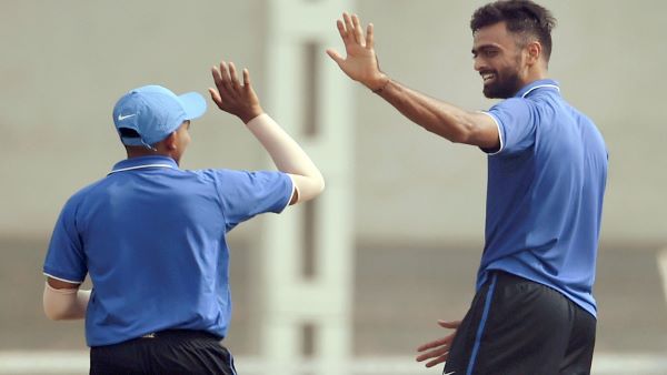 उनादकट की घातक गेंदबाजी उनादकट की घातक गेंदबाजी