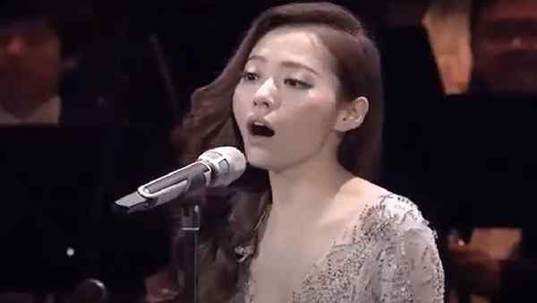 पानी पीकर और विटामिन सी खाकर ठीक हुई- चाइनीज सिंगर पानी पीकर और विटामिन सी खाकर ठीक हुई- चाइनीज सिंगर