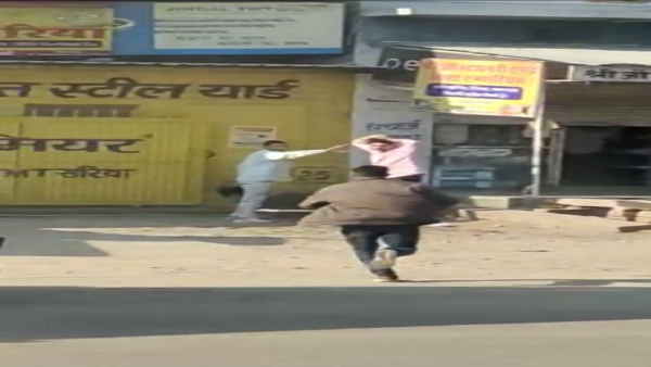एक्स सर्विसमैन ने भी निकाली वैपन, लोगों ने पीटा