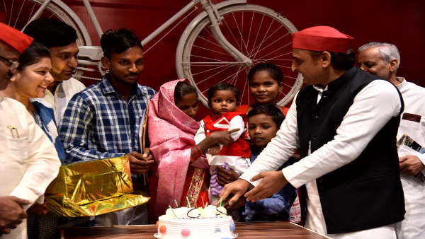 Mainpuri By-election: Cashier cut the cake by writing Dimple Bhabhi Jeetengi, asked Akhilesh for a victory gift