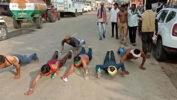 जेरा सिंचाई परियोजना के पानी के लिए अर्धनग्न होकर पहुंचे