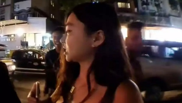 कोरियन यूट्यूबर को घसीटते हुए दिखा शख्स 