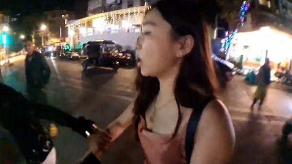 महिला के दूर जाने के बाद शख्स फिर बाइक से आया