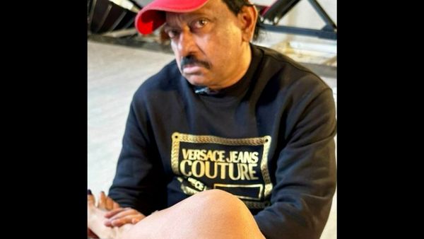 आशु के पैरों में बैठे राम गोपाल वर्मा