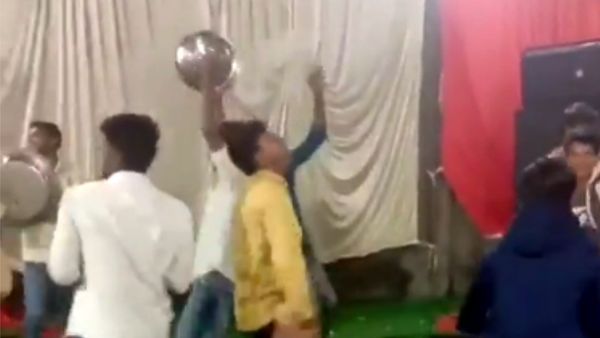 कोई बर्तन तो कोई कु्र्सी उठाता दिखा