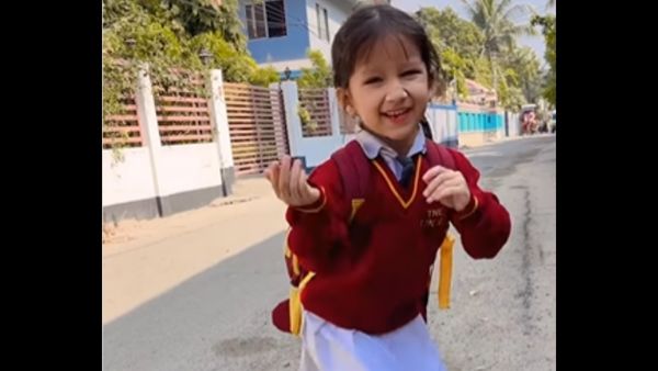 स्कूल यूनिफॉर्म में थिरकी बच्ची स्कूल यूनिफॉर्म में थिरकी बच्ची