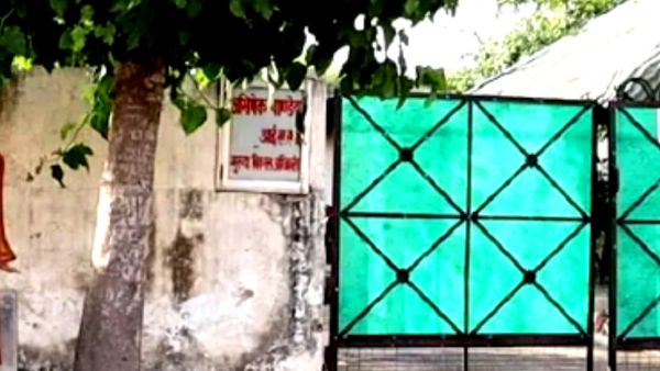 पत्नी ने करवाया सरकारी आवास का टूर पत्नी ने करवाया सरकारी आवास का टूर