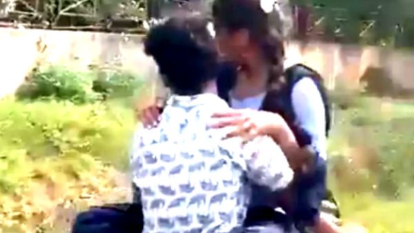 गर्लफ्रेंड को गोद में बैठाकर चला रहा बाइक