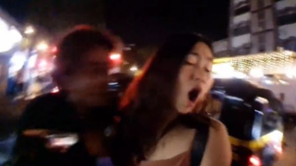 बस छेड़े जा रहा था शख्स