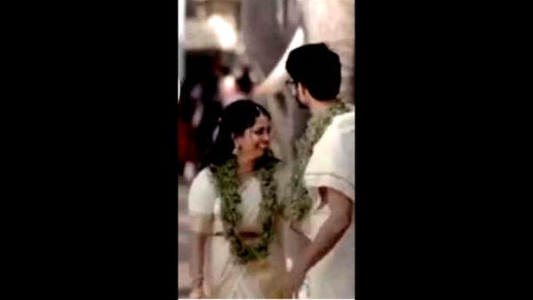 कपल ने गजराज के सामने दिए पोज