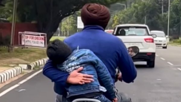 चलती स्कूटी में सो गया बच्चा चलती स्कूटी में सो गया बच्चा