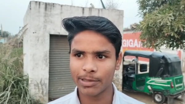 road accident uttar pradesh news aligarh dead body eaten street dogs video viral 