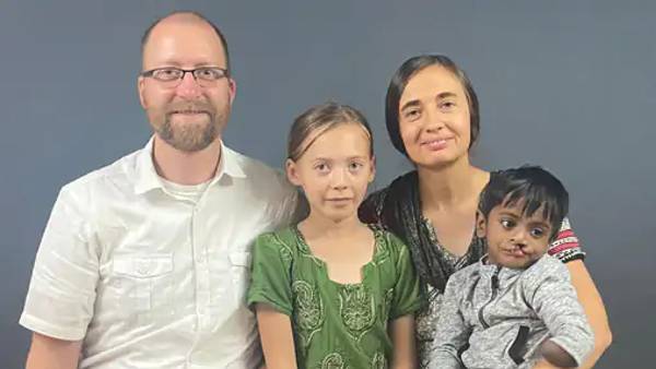 लावारिस बच्चे को मिले अमेरिका के माता और पिता