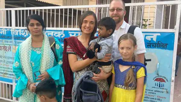 अमेरिकी दंपती ने लिया बच्चे को गोद
