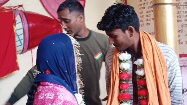 प्रेमी जोड़े ने रचाई मंदिर में शादी
