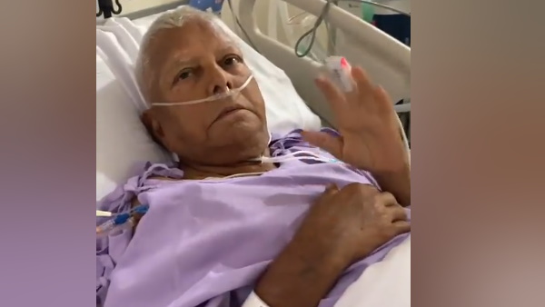 ओपीडी में होश में आने के बाद लालू ने हाथ हिलाकर जताया आभार 