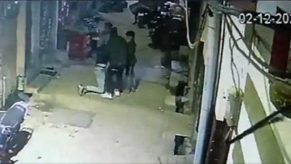 दोस्त के कंधे पर हाथ रखने की कोशिश करता है युवक, लेकिन...