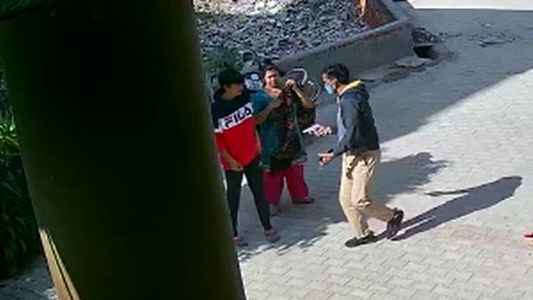 Video Woman robbed gunpoint broad daylight Ghaziabad CCTV footage of incident goes viral Video Woman robbed gunpoint broad daylight Ghaziabad CCTV footage of incident goes viral