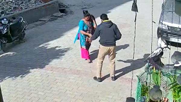 Video Woman robbed gunpoint broad daylight Ghaziabad CCTV footage of incident goes viral Video Woman robbed gunpoint broad daylight Ghaziabad CCTV footage of incident goes viral