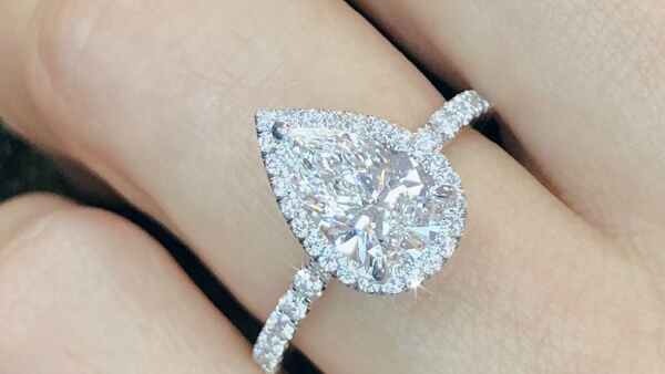 शराब की बोतल देकर दिया धन्यवाद