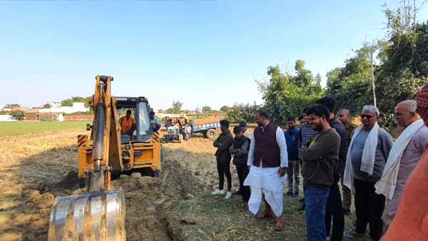 व्यायामशाला में व्यायाम कर लोग होंगे स्वस्थ