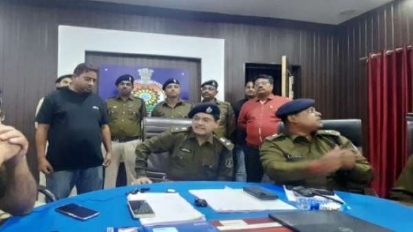 पत्नी के खाते में मिला 6 करोड़ का बैलेंस