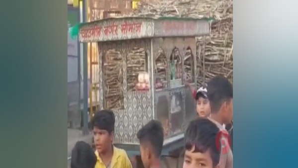 uttar pradesh momos eating man kisses woman in front of her husband shamli news