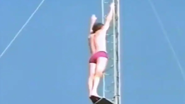  हाई डाइव चैलेंज 1983 का है ये वीडियो 