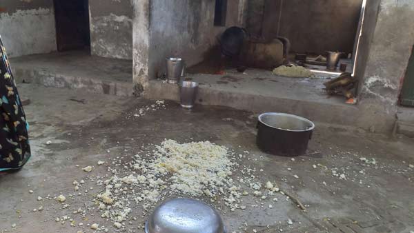 खाना फेंकने के बाद जमकर हुआ हंगामा