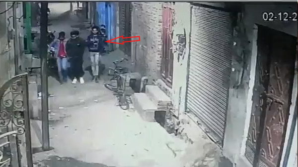 बाचतीत करते हुए चल रहे थे चारों दोस्त
