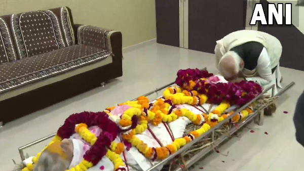 पीएम मोदी ने मां को दी श्रद्धांजलि