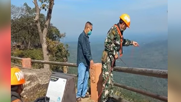 पर्यटकों को सावधान करते हैं रेजर्स