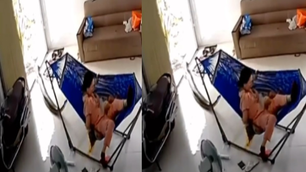 नेट के झूले में मां बच्‍चे को सुला रही थी 