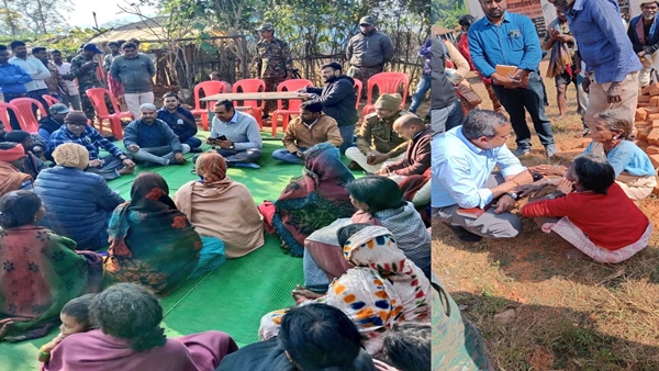 जमीन पर बैठकर जनता की सुनी समस्याएं 