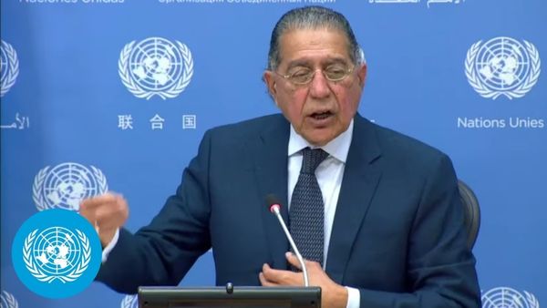 मुनीर अकरम ने की शुरुआत