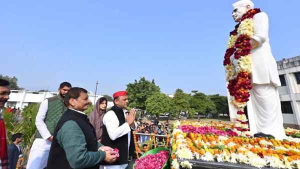 अखिलेश-शिवपाल खा रहे नेताजी के सपने पूरा करने की कसमें अखिलेश-शिवपाल खा रहे नेताजी के सपने पूरा करने की कसमें