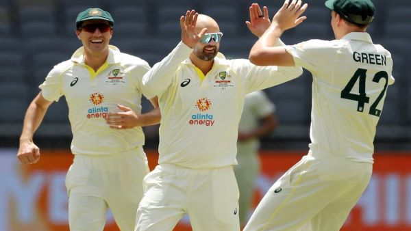 नाथन लायन गेंदबाजी में चमके