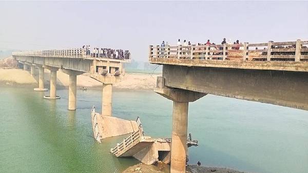 ठेकेदार और प्रशासन पर गंभीर आरोप