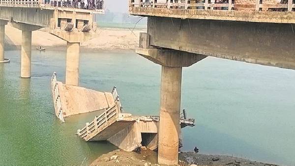 घटिया काम की वजह से टूटा पुल- सुबोध यादव