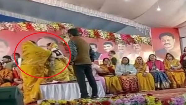 MP: भाजपा नेत्रियों में झड़प, गाल पर जड़ा झन्नाटेदार थप्पड़ MP: भाजपा नेत्रियों में झड़प, गाल पर जड़ा झन्नाटेदार थप्पड़