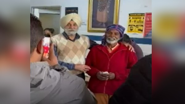 ऑपरेशन के 11 साल बाद फीस देने पहुंचा शख्स