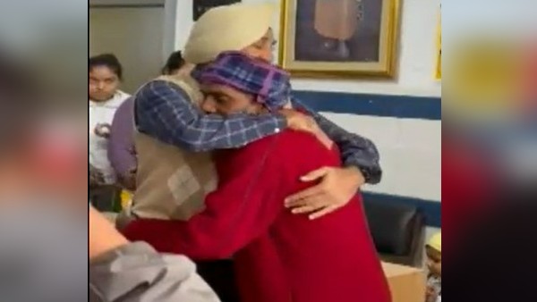 भावुक डॉक्टर ने लगाया गले