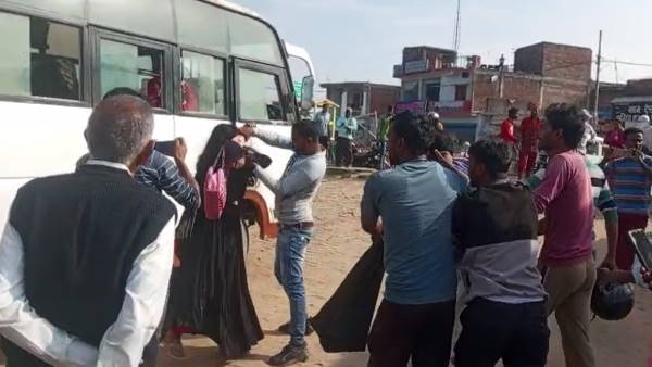 Maharajganj Wife caught red-handed in guest house with main lover thrashed with friends video viral