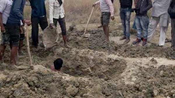 जिलाधिकारी और एसडीएम को दिया प्रार्थना पत्र जिलाधिकारी और एसडीएम को दिया प्रार्थना पत्र