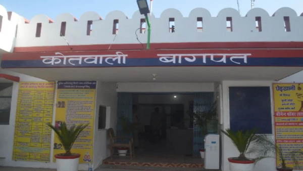 Baghpat Police station love suspended saying I love you old Inspector propose female constable