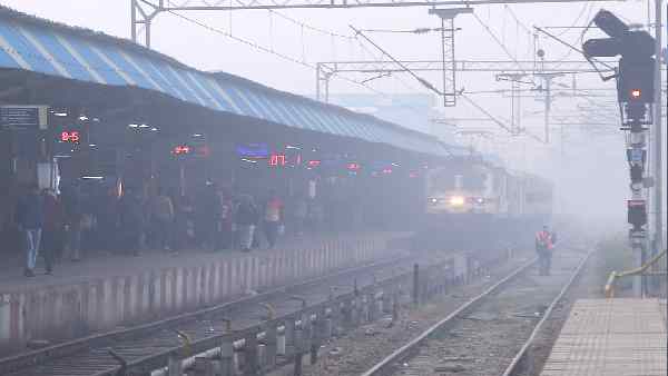 कोहरे के मौसम में अधिकतम 75 किलोमीटर हुई ट्रेनों की स्पीड 