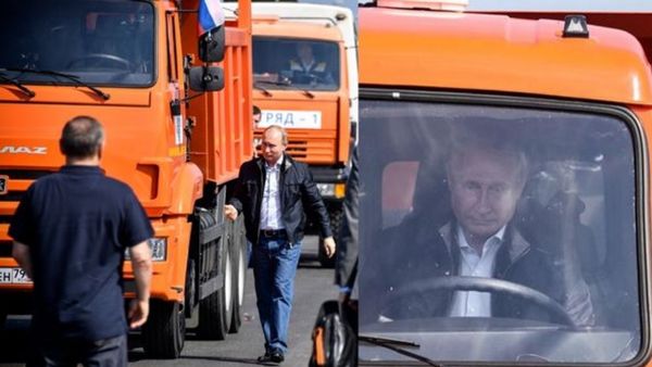 पुतिन ने ट्रक चलाकर किया था उद्घाटन पुतिन ने ट्रक चलाकर किया था उद्घाटन